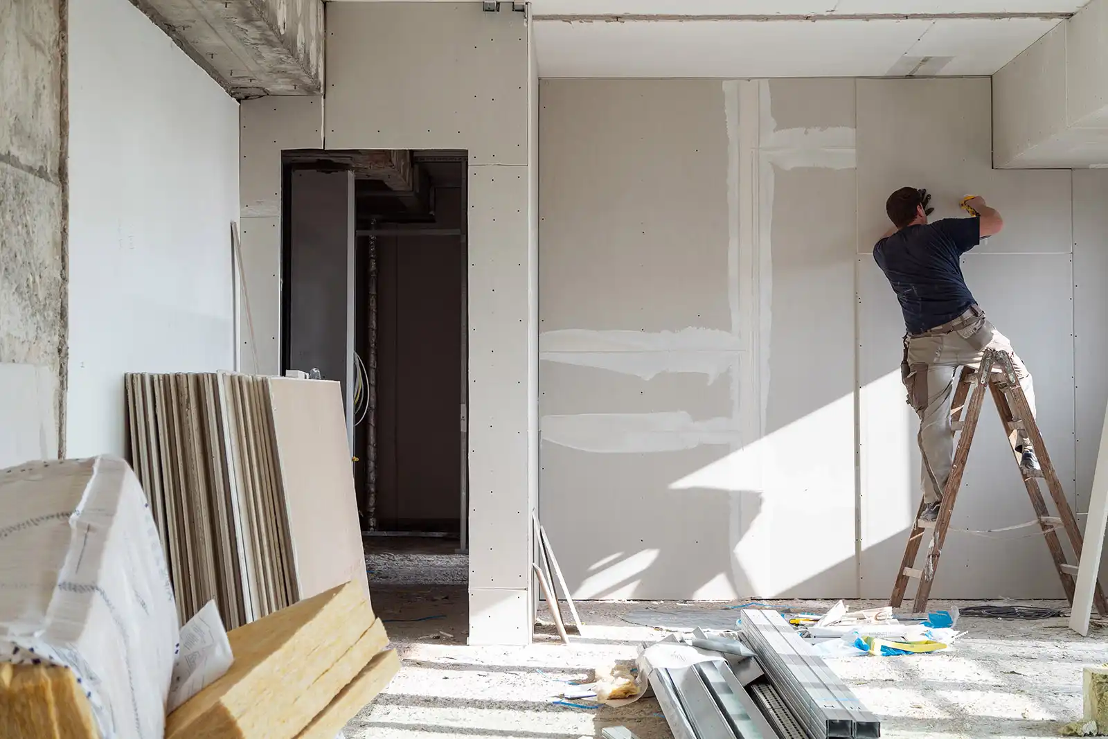 Arbeiter bei Trockenbau in Wohnung