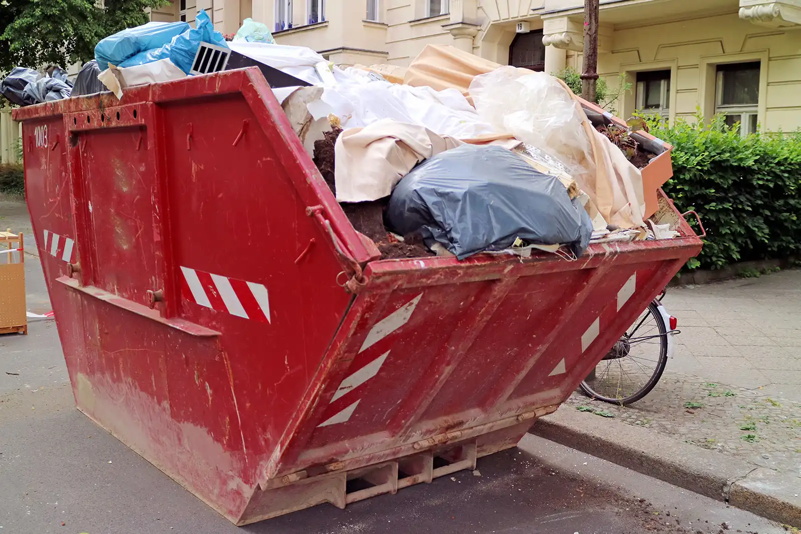 Container voll Sperrmüll wartet auf Abholung