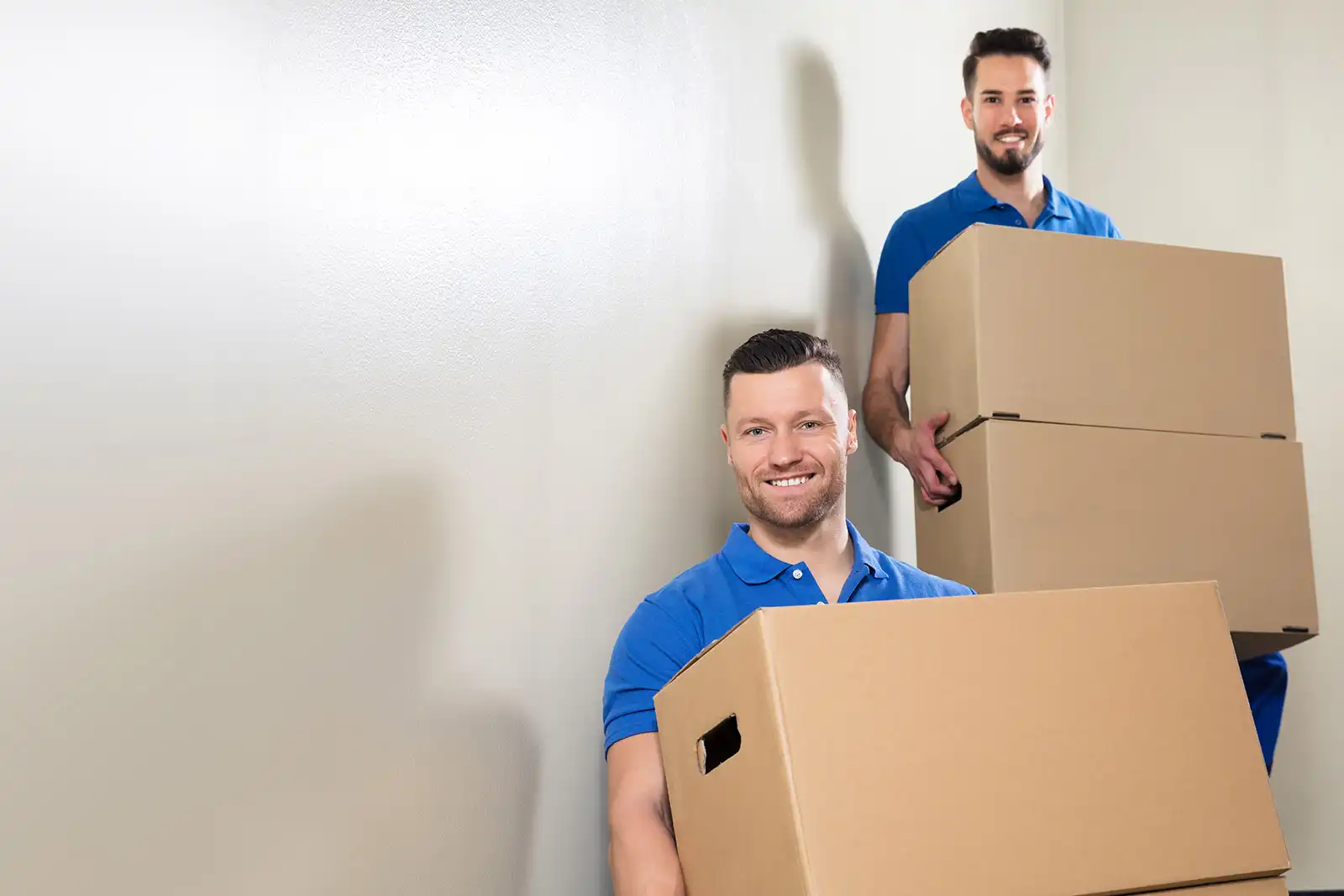 Möbelpacker mit Kartons